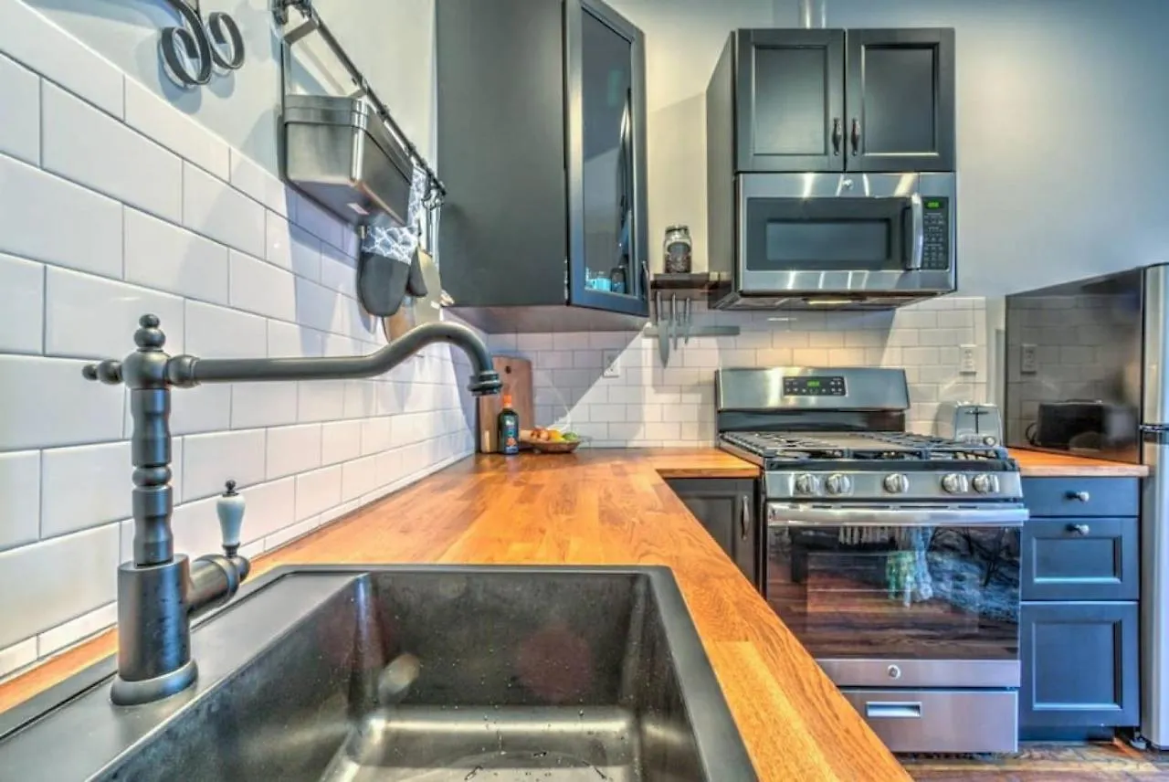 Historic Details With Modern Comforts In Midtown Memphis Lägenhet